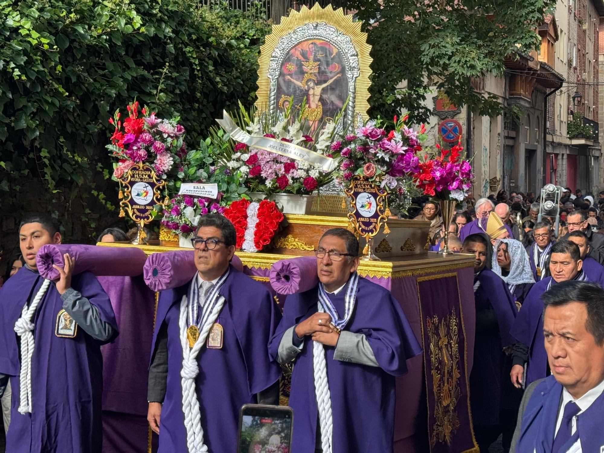 En imágenes: Procesión peruana por Vitoria en honor al patrón de Perú