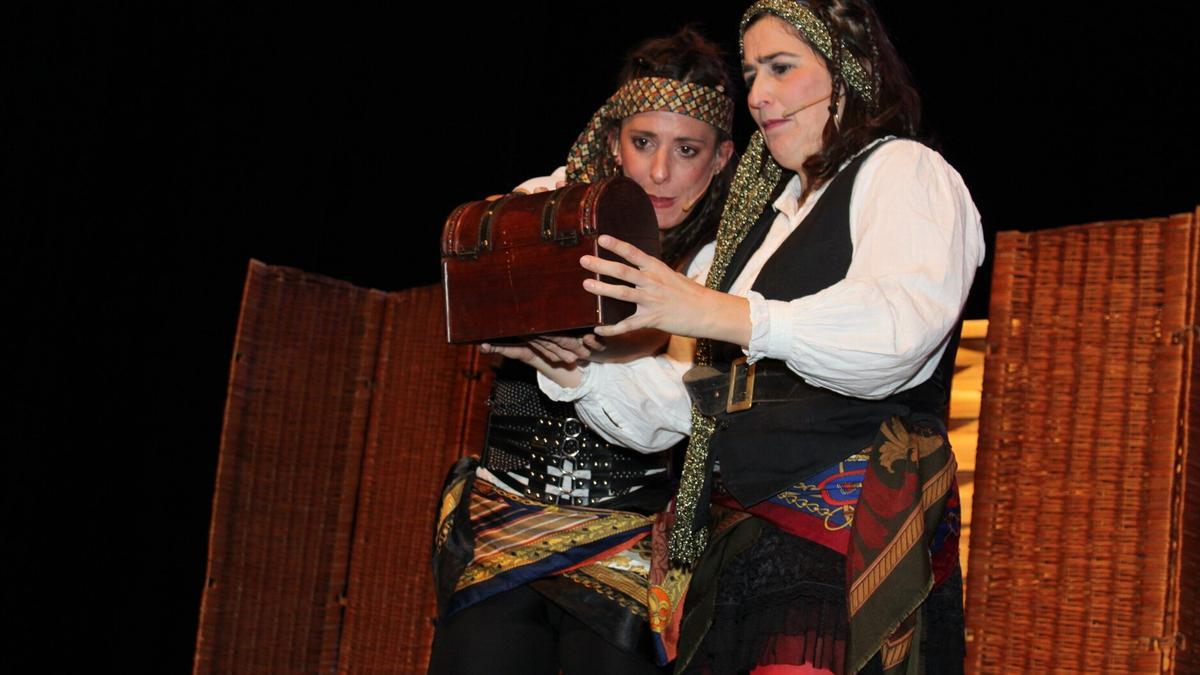 Un momento de la actuación de las dos actrices Eva Azpilicueta y Maitane Pérez.