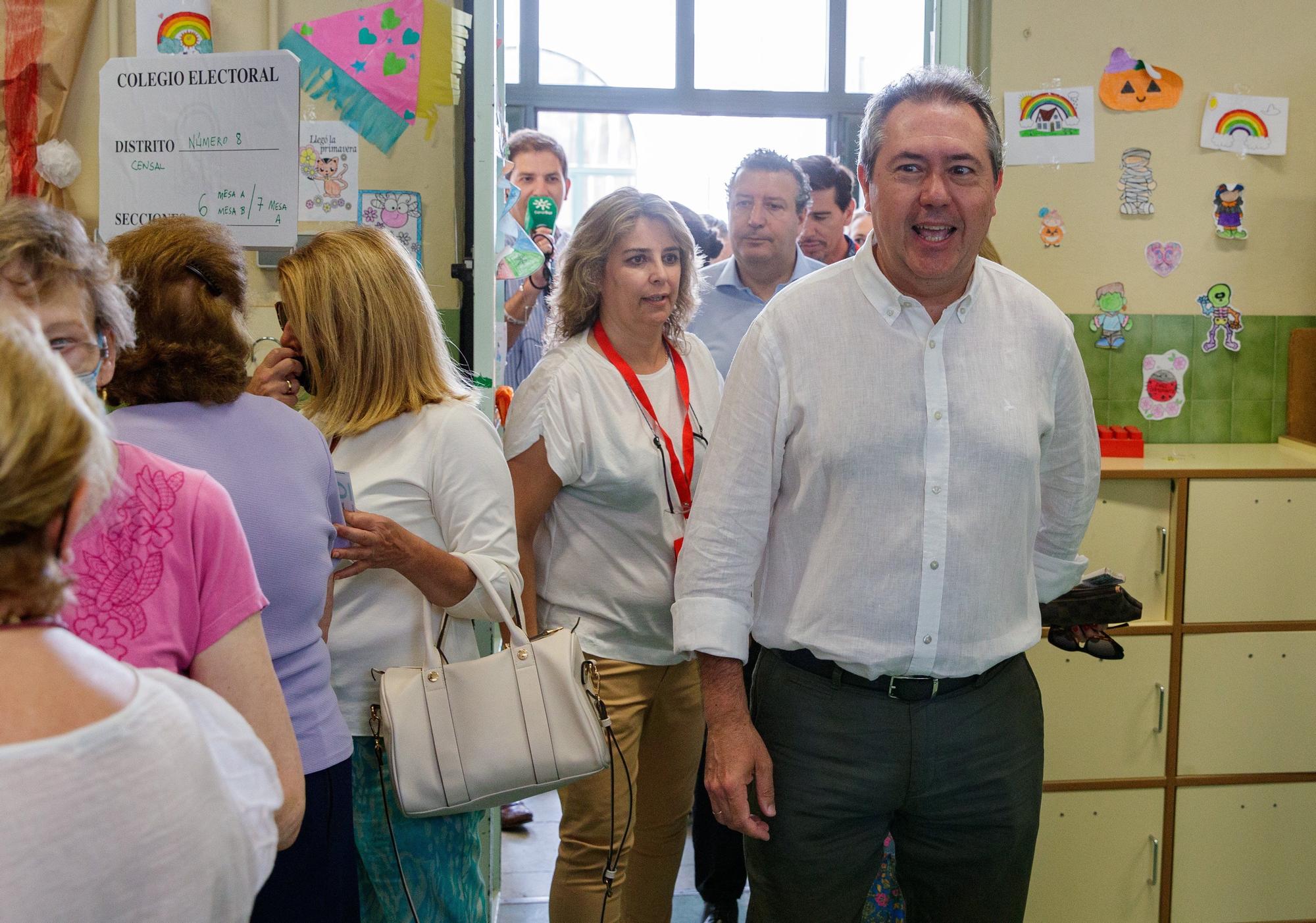 Abren los colegios electorales en Andalucía