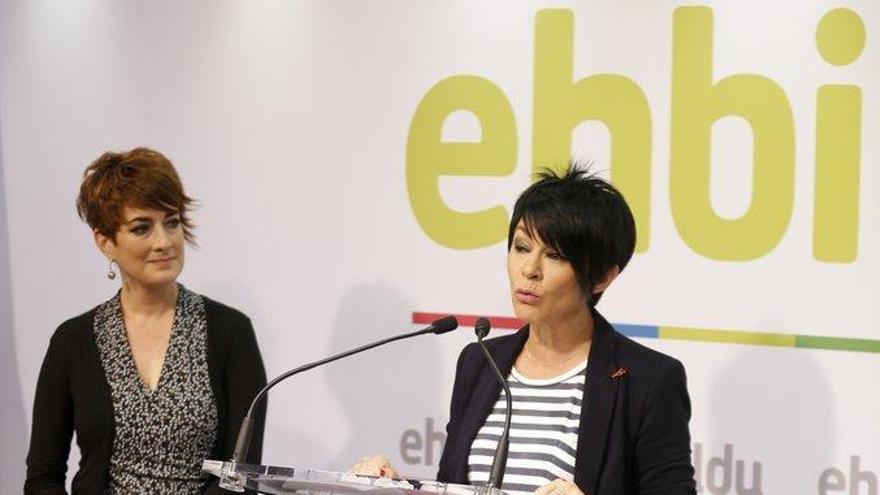 Las dirigentes de EH Bildu Maddalen Iriarte (d) y Bakartxo Ruiz acudirán a Catalunya este fin de semana.