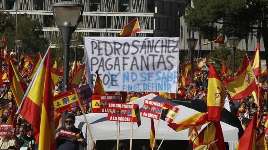 Concentración en la plaza de Colón de Madrid, convocada por la fundación DENAES para la defensa de la nación española, en defensa de la nación y la Constitución.