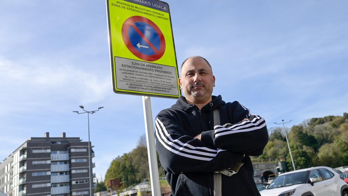 Santiago Cerviño, vecino de la calle Eskalantegi, en el parking de Luzuriaga de Pasai Antxo donde ya no puede aparcar el coche por la noche.