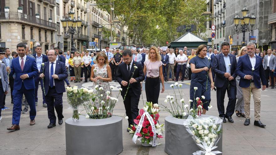 Emoción y tensión en el recuerdo a las víctimas del 17-A