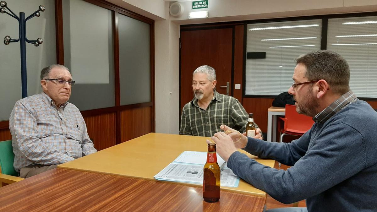 Iñaki junto al arqueólogo e historiador Juanjo Hidalgo escuchando a Sabin López de Guereña.