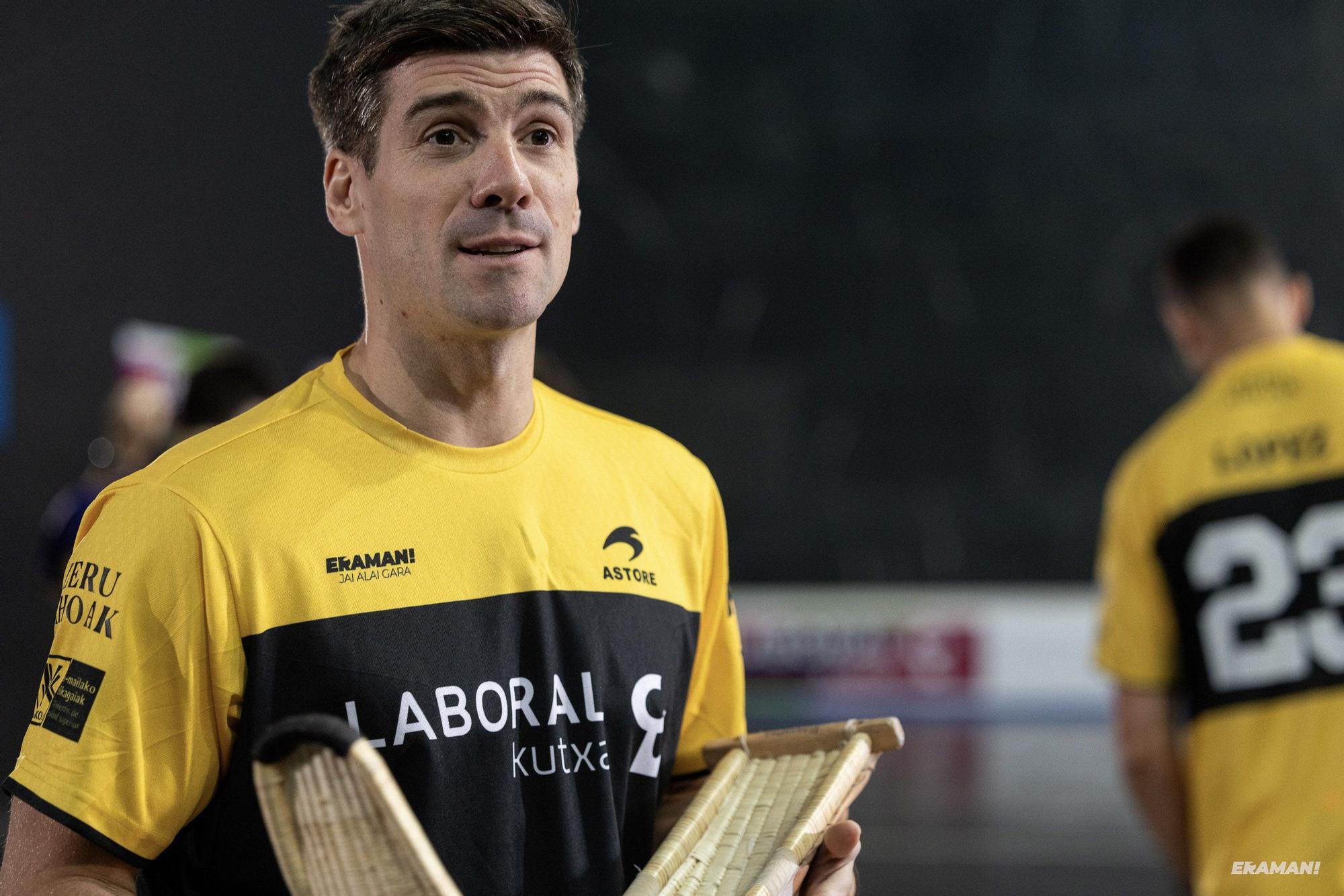 Barandika-López y Urreisti-Basque eligen material para la final de la Jai Alai League en el frontón Carmelo Balda de Donostia.