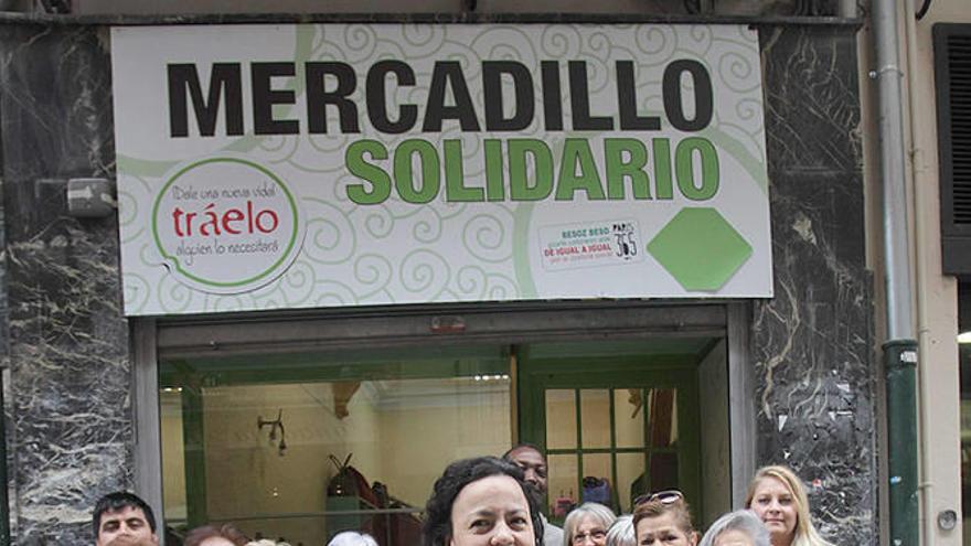 Voluntarios de un mercadillo solidario