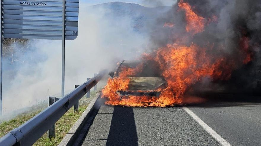 Incendio de un vehículo en la A-10 a la altura de Alsasua