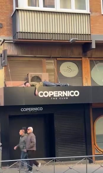 El joven tumbado en la fachada