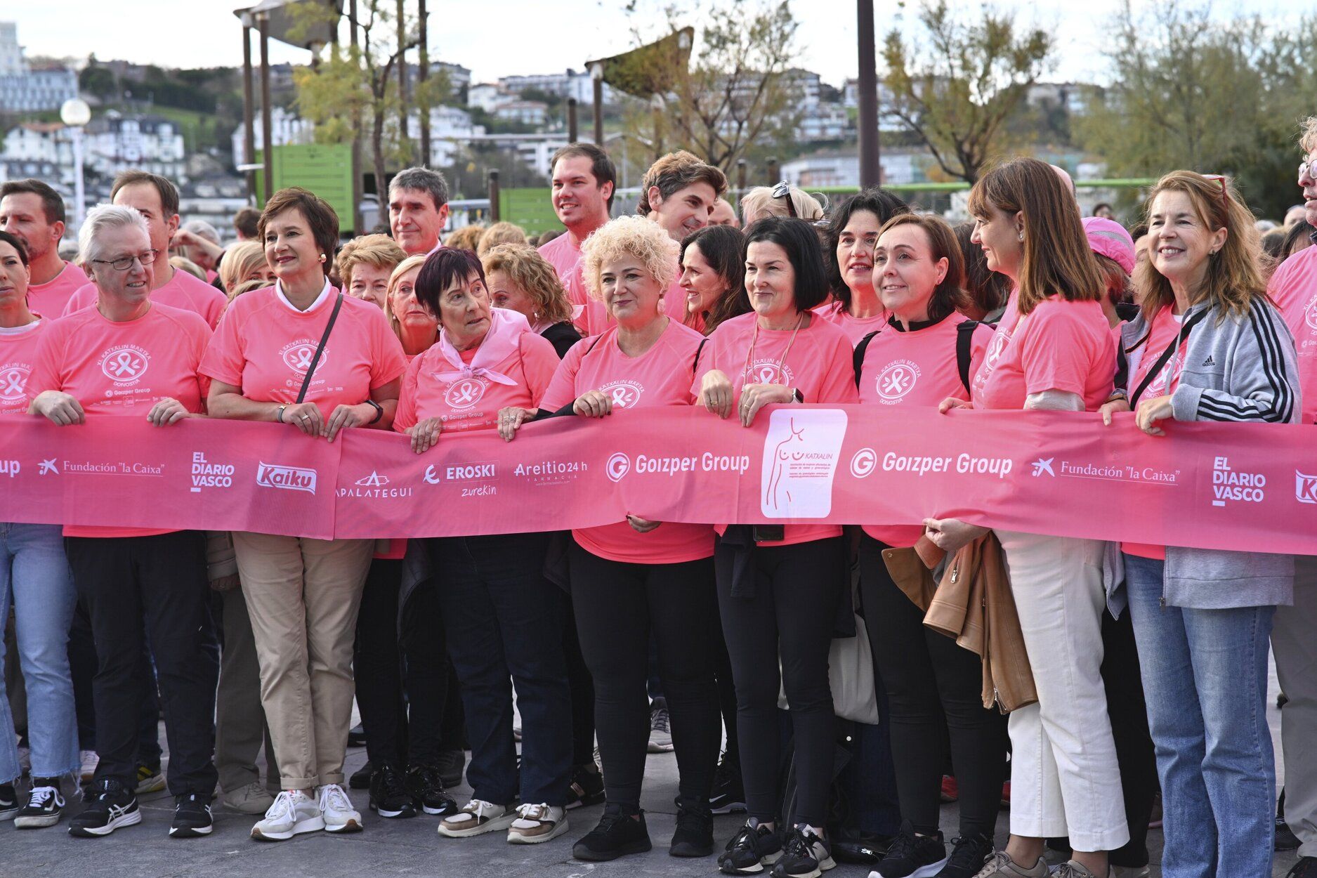 Numerosos representantes políticos e institucionales han asistido a la marcha.JPG