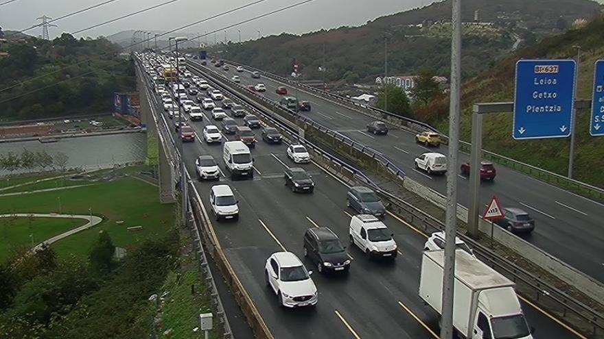 Una persona herida en una colisión en la A-8 en Barakaldo