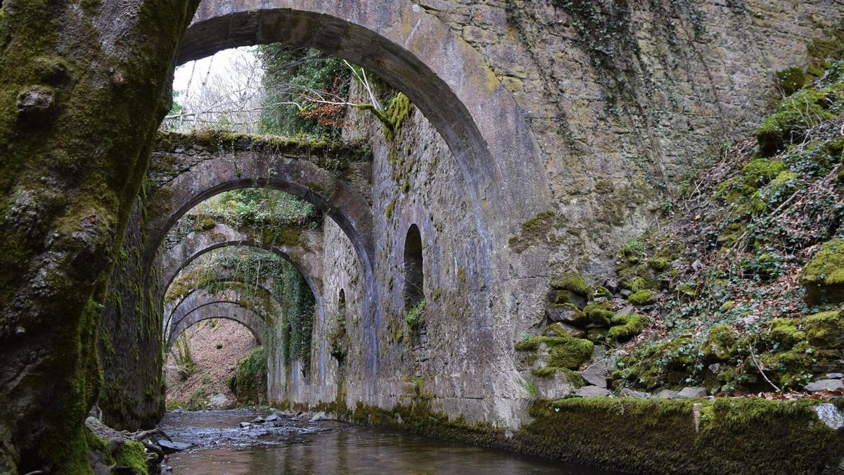 Una de las imágenes más características de la fábrica, con las arcadas sobre el río Arga.