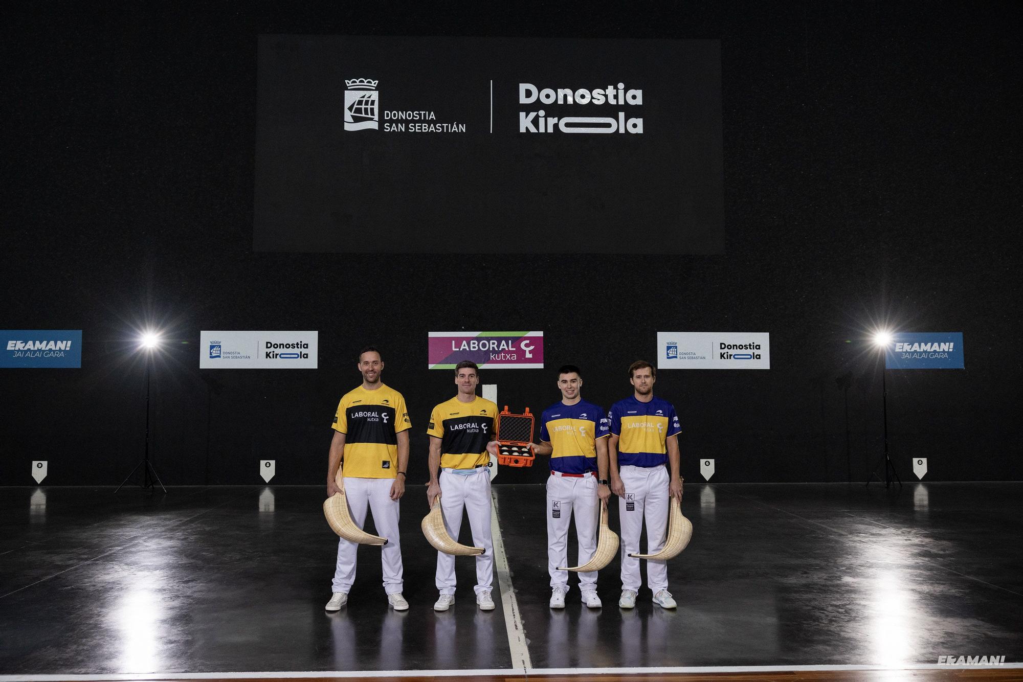 Barandika-López y Urreisti-Basque eligen material para la final de la Jai Alai League en el frontón Carmelo Balda de Donostia.