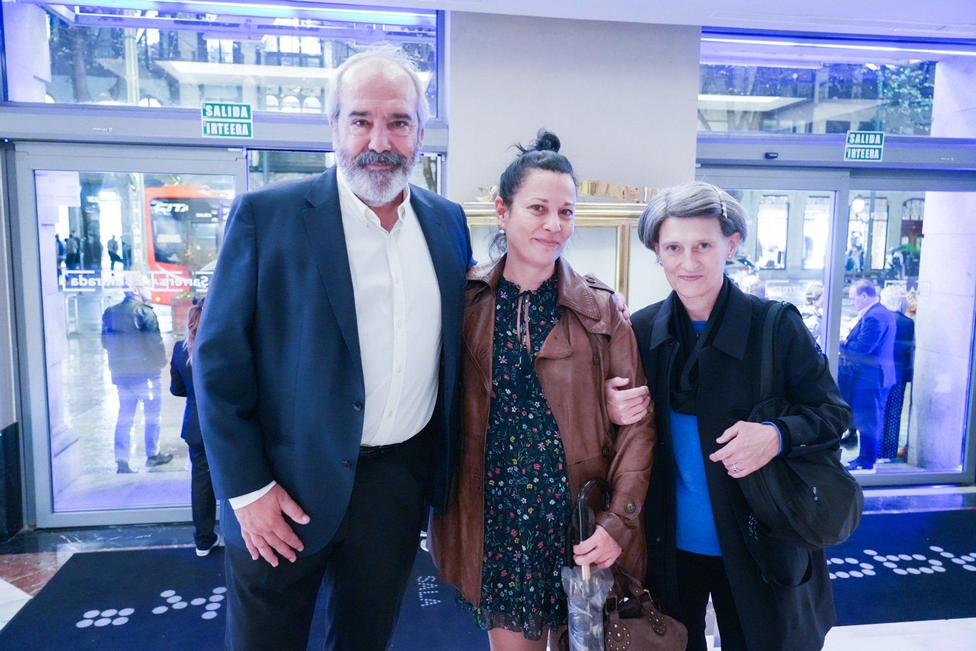 Koldo Narbaiza, María Zubikarai e Itxaso Atutxa se saludaron en el hall de la sala BBK