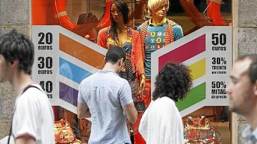 Los escaparates de los comercios en Bilbao ya lucen carteles con fórmulas que esconden sugerentes descuentos de verano.