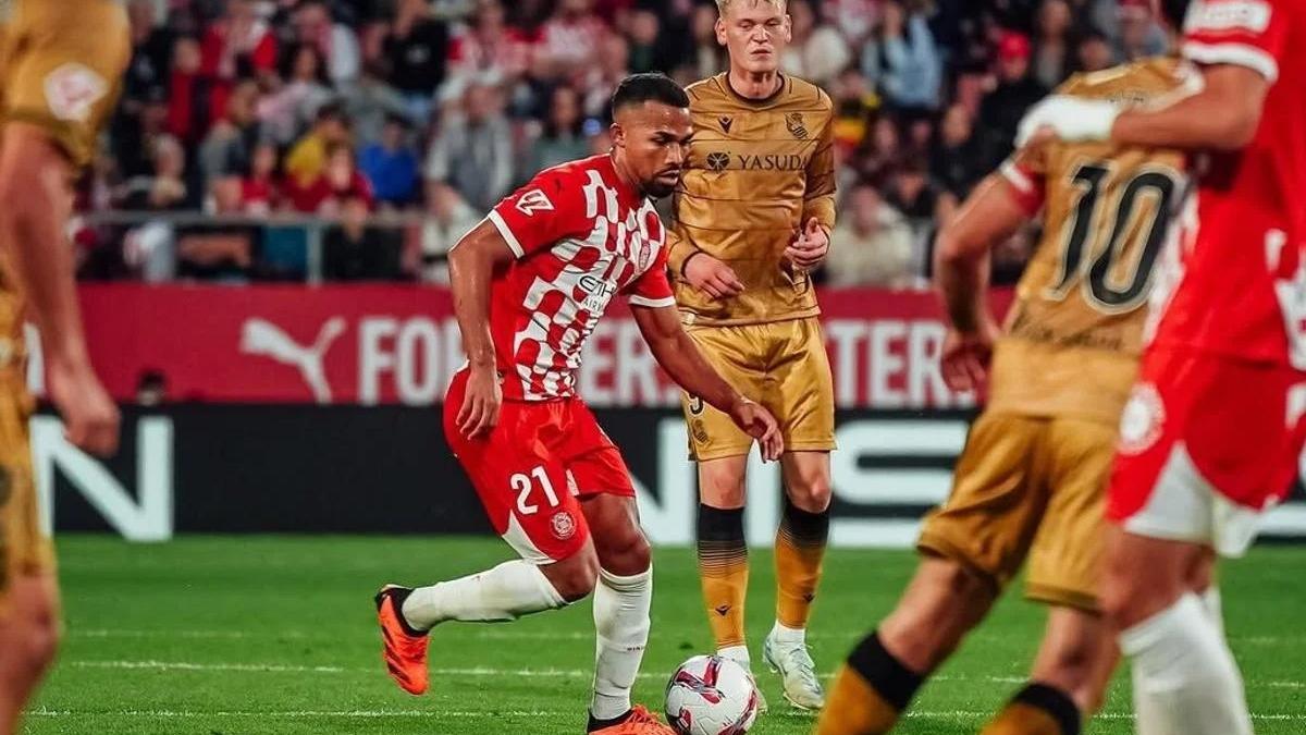 Yangel, ante Óskarsson durante la victoria de la Real (0-1) el pasado curso en Montilivi.