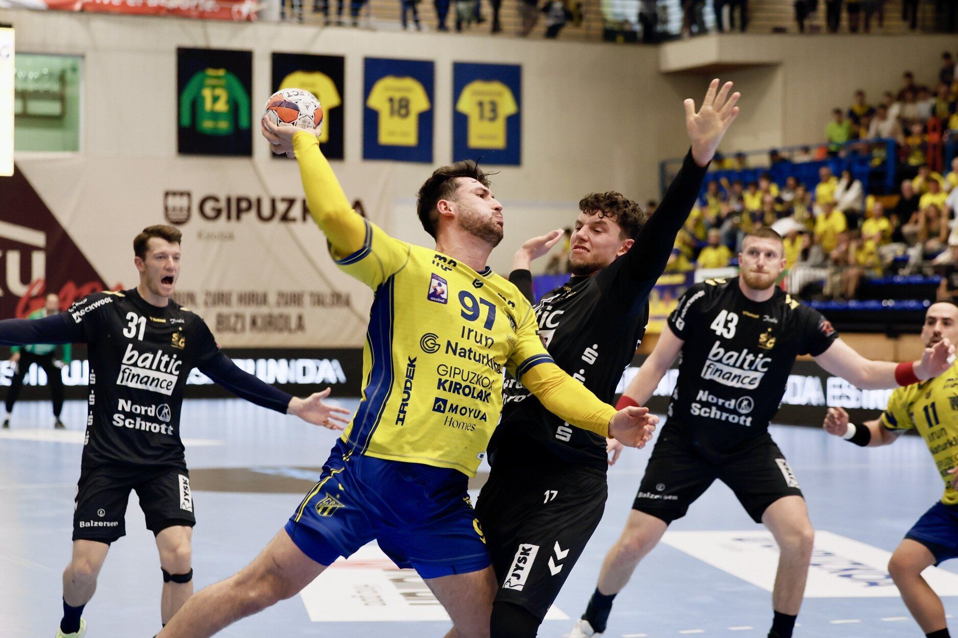 El jugador del Irudek Bidasoa Irun Tito Díaz, en el partido ante el Flensburg alemán