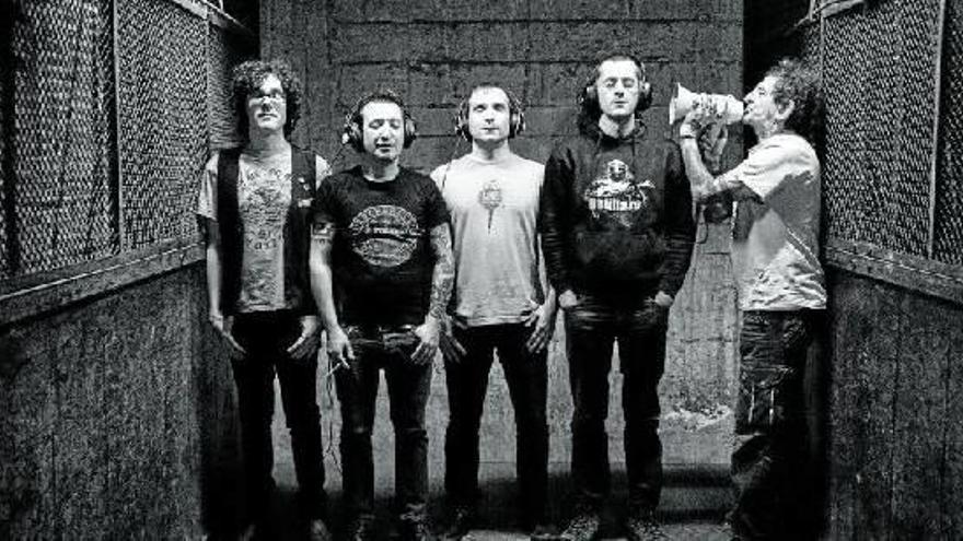 Una imagen promocional del grupo Gatillazo, quinteto que lidera Evaristo, primero por la derecha.