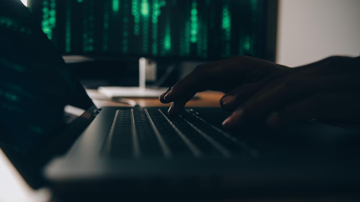 Un programador crea un virus malware para llevar a cabo un ciberataque en internet.