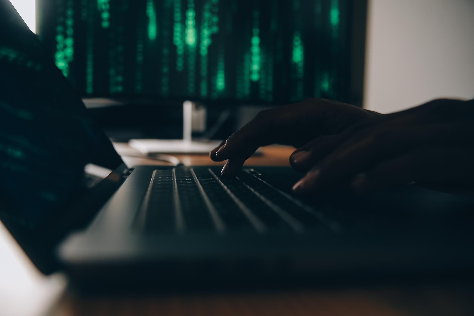 Un programador crea un virus malware para llevar a cabo un ciberataque en internet.