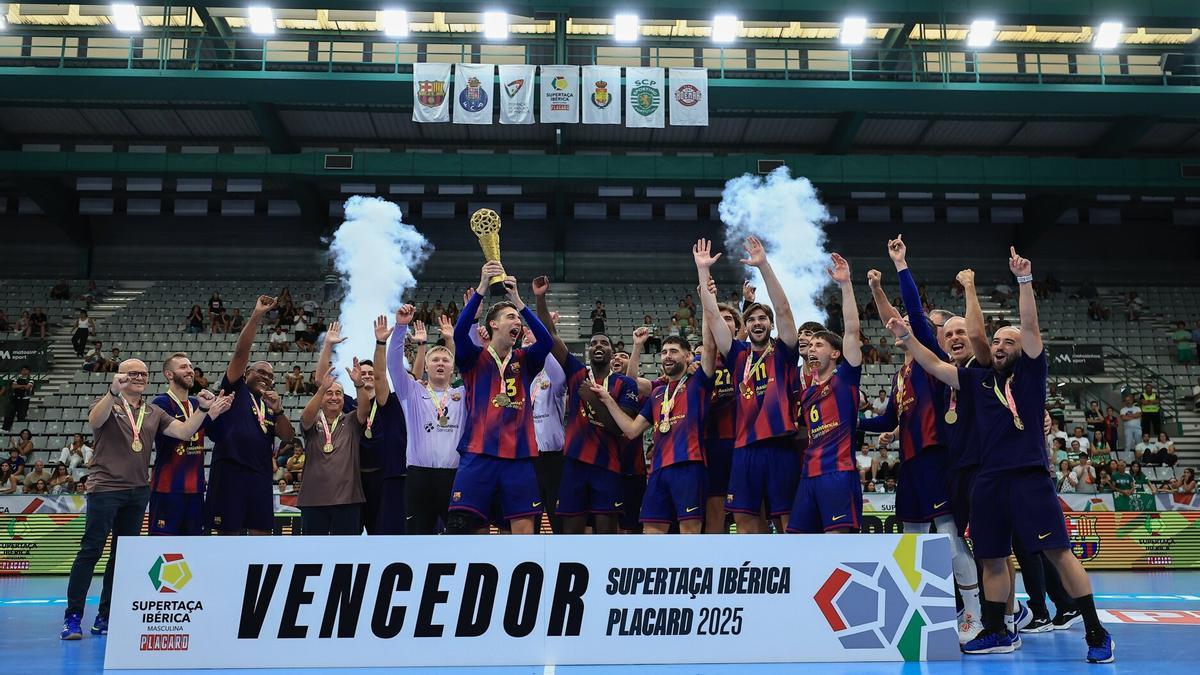 La plantilla y el cuerpo técnico del Barça celebran el nuevo éxito.