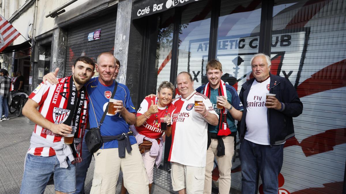En imágenes: los aficionados del Arsenal y el Athletic calienta motores antes del primer partido de la Champions en San Mamés