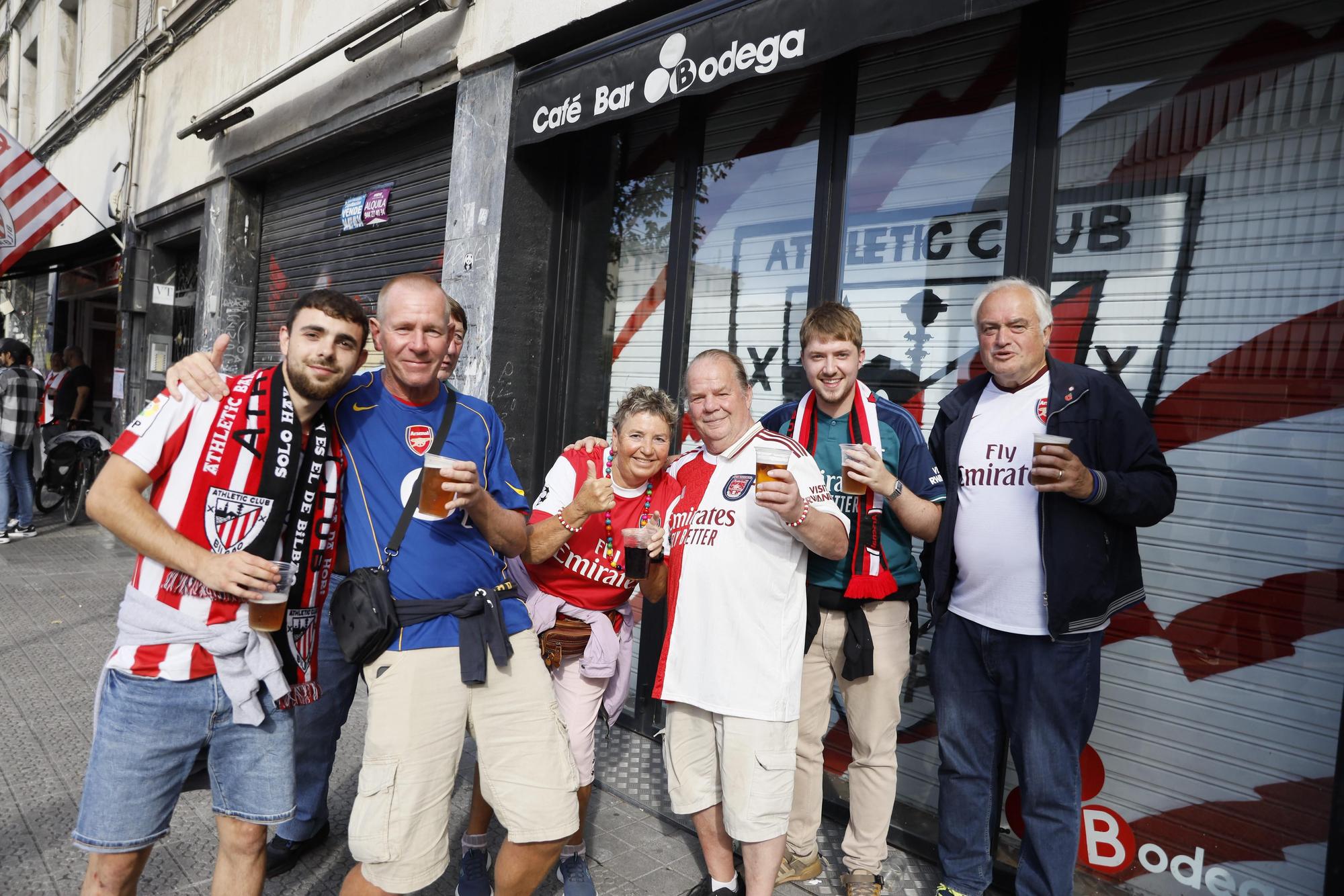 En imágenes: los aficionados del Arsenal y el Athletic calienta motores antes del primer partido de la Champions en San Mamés