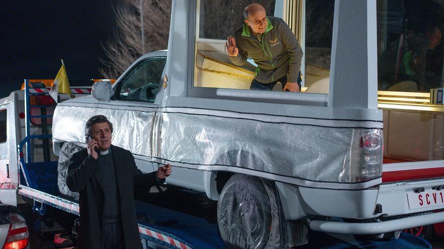El actor Pepe Viyuela se queda atrapado en el papamóvil