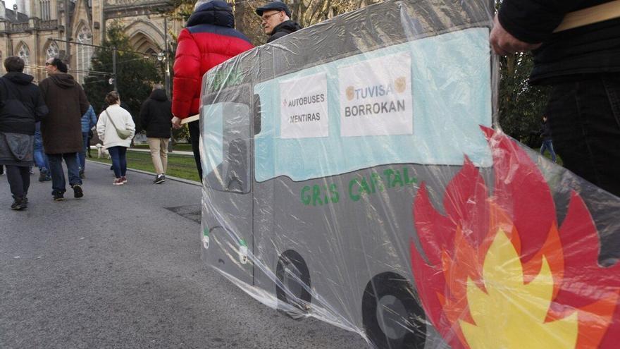 Tuvisa se reunirá el jueves con el comité para tratar de parar la huelga en los autobuses de Vitoria