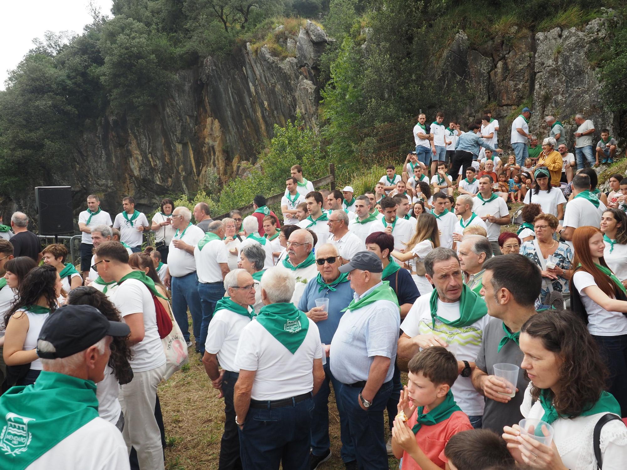Fiesta en verde y blanco en la ermita de Santa Ana de Mendaro