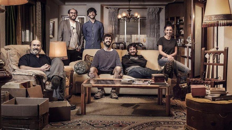 El elenco de &#039;Fe de etarras&#039;, con su director Borja Cobeaga.