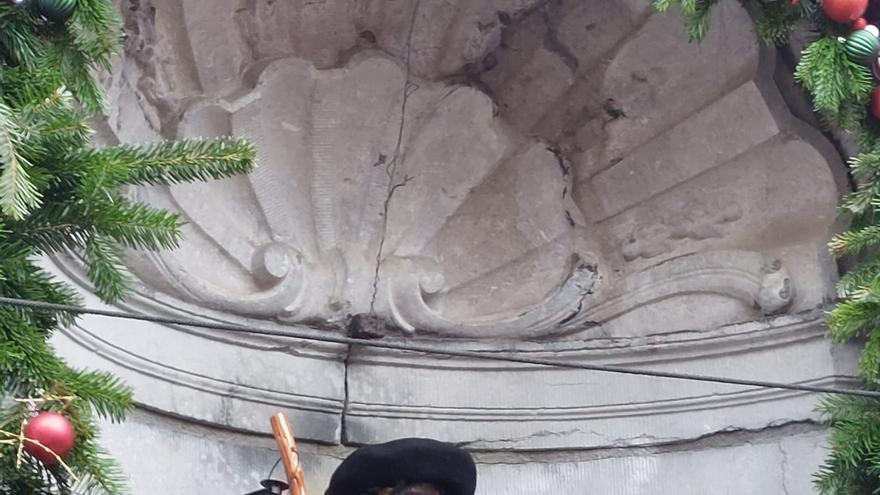 El Manneken Pis se viste de Olentzero para celebrar el 15 aniversario de la Euskal Etxea de Bruselas