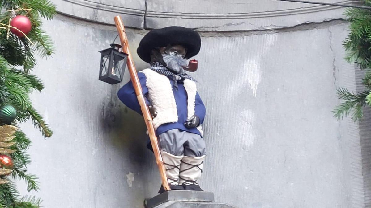 El Manneken Pis se viste de Olentzero para celebrar el 15 aniversario de la Euskal Etxea de Bruselas