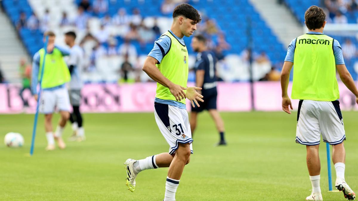 Jon Martín, calentando sobre el césped de Anoeta.