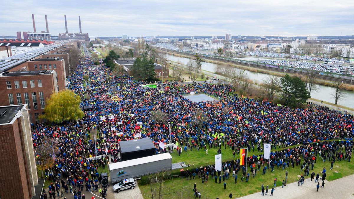 Trabajadores de la planta de VW en Wolfsburg, en huelga el pasado diciembre de 2024 ante los recortes anunciados en el grupo.