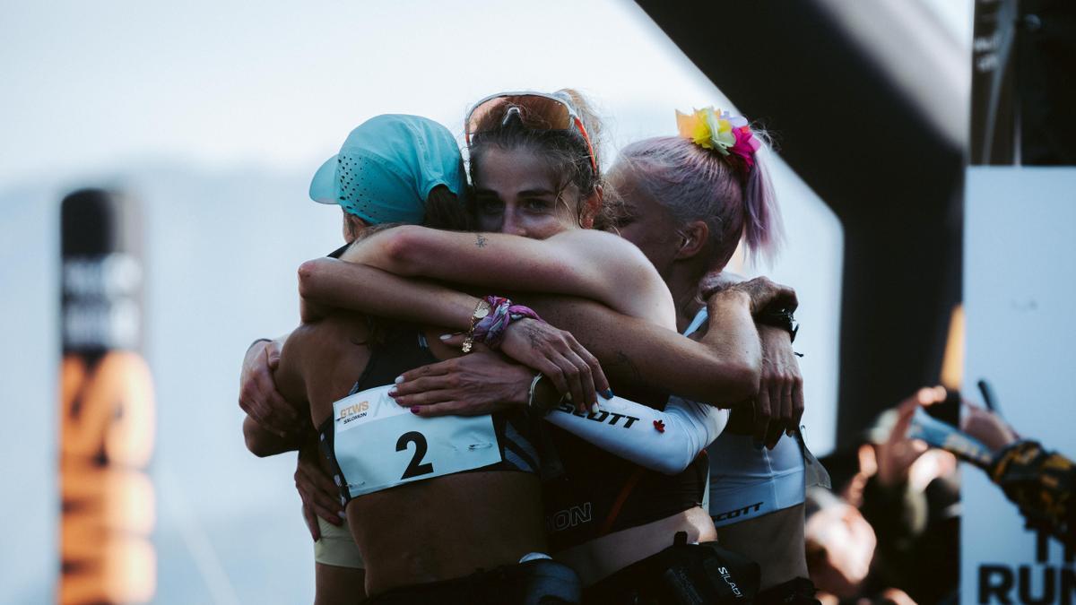 Malen Osa se funde en un abrazo con Sara Alonso y Madalina Florea