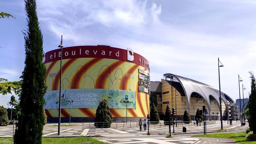 Detenidos por robar un ordenador de casi 2.000 euros y ropa en un centro comercial de Vitoria