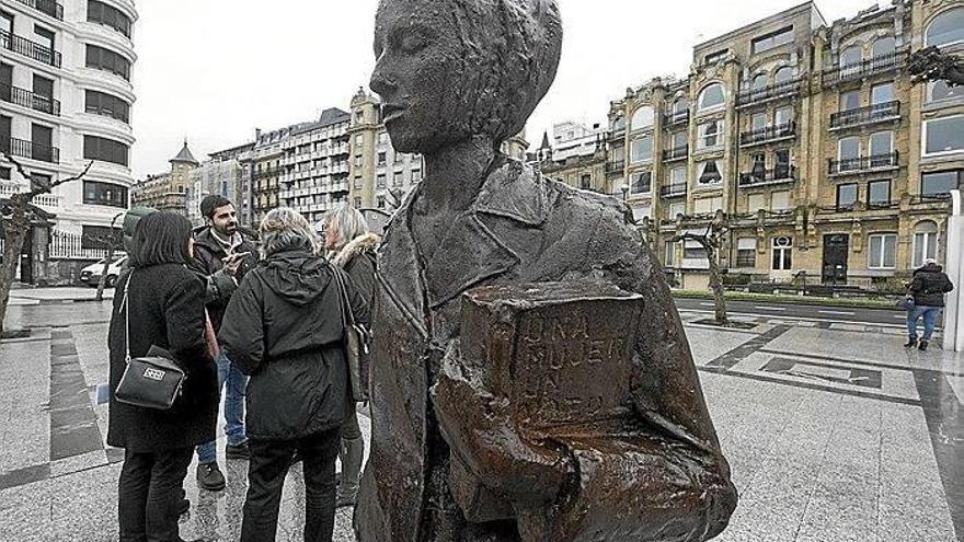 Estatua de Clara Campoamor recolocada en la actual plaza Vinuesa, que perderá su mombre.