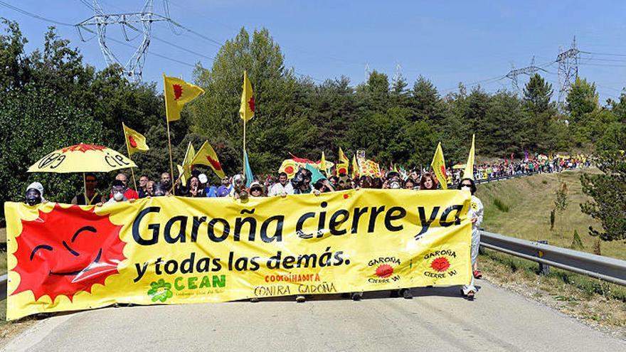 Mil personas brindan por el cierre de Garoña en la marcha contra la central