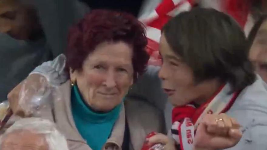 La emotiva imagen de una aficionada del Athletic celebrando el gol de Jauregizar