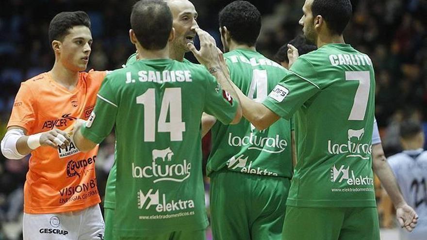 Los jugadores del Magna celebran un tanto.