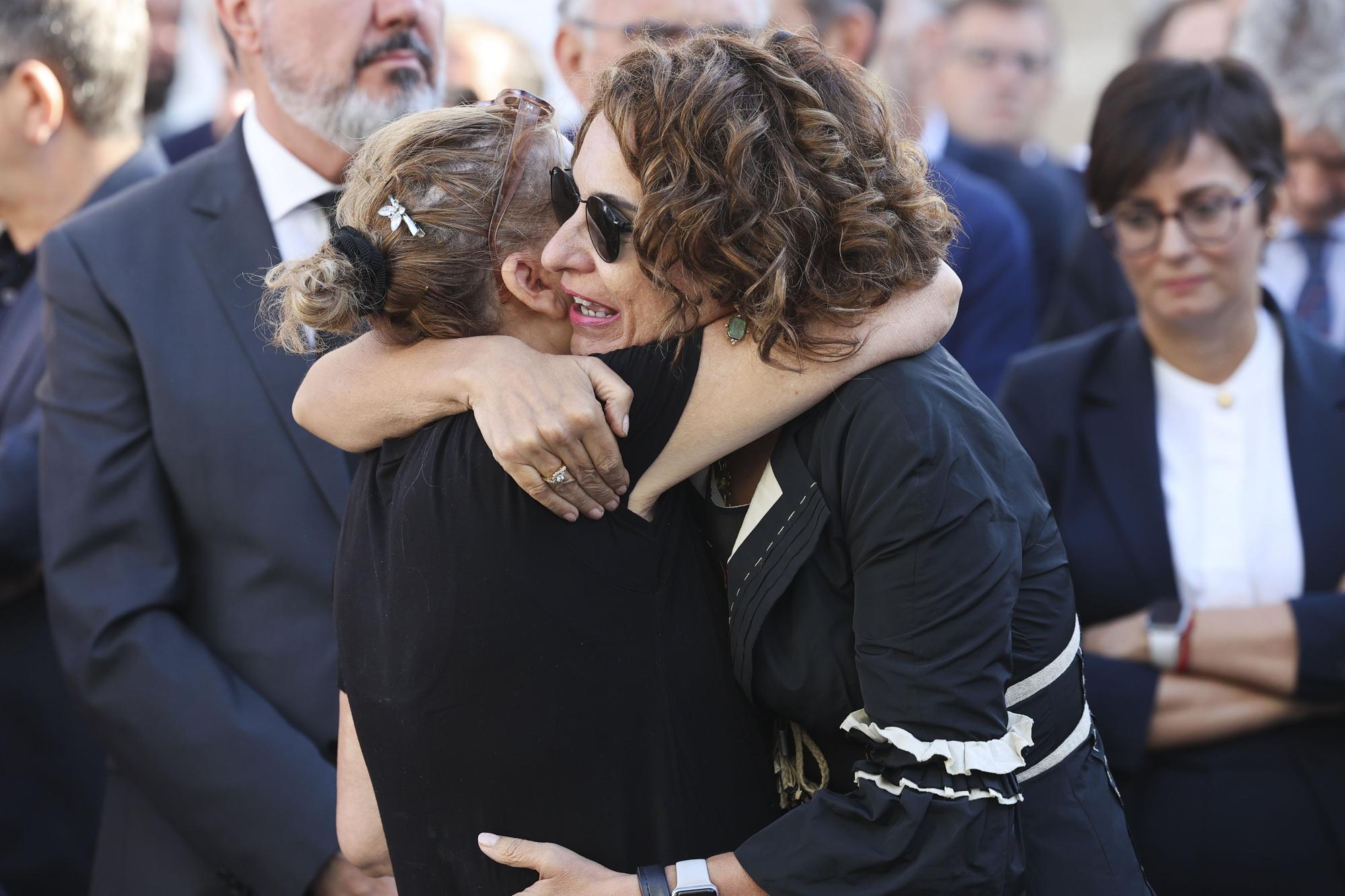 Multitudinaria despedida a Fernández Vara