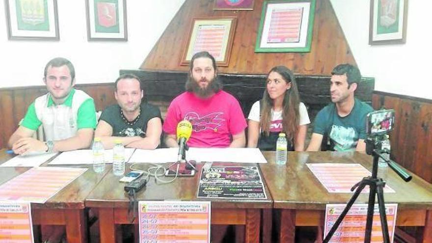 Jóvenes de la renovada Junta directiva de la peña, en la presentación del programa.