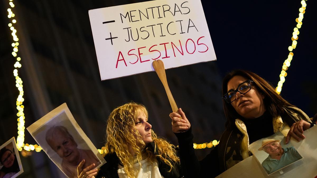 Centerares de personas durante una manifestación convocada bajo el lema &#039;Mazón a presò&#039;