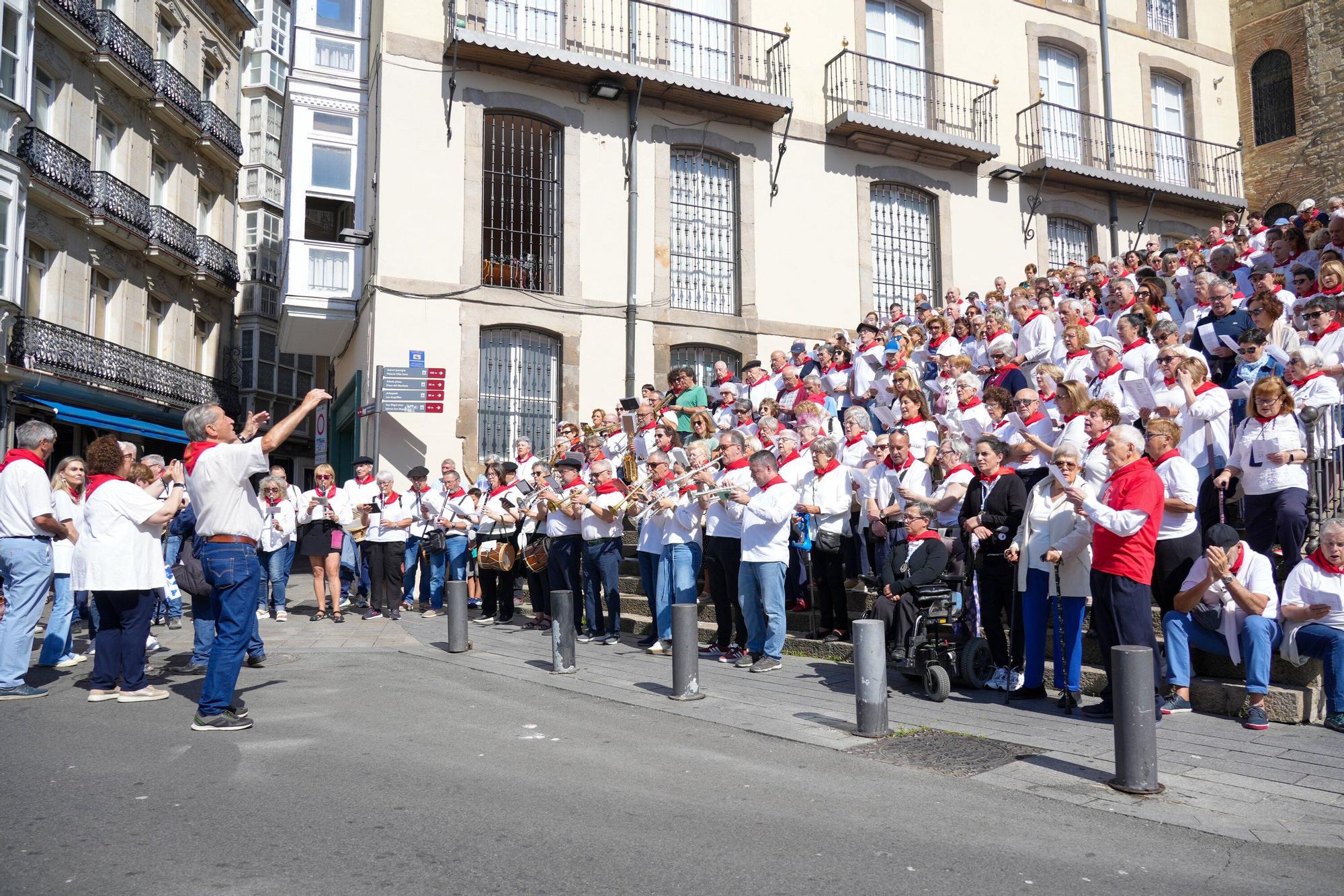 En imágenes: Los auroros despiertan a Vitoria con sus canciones
