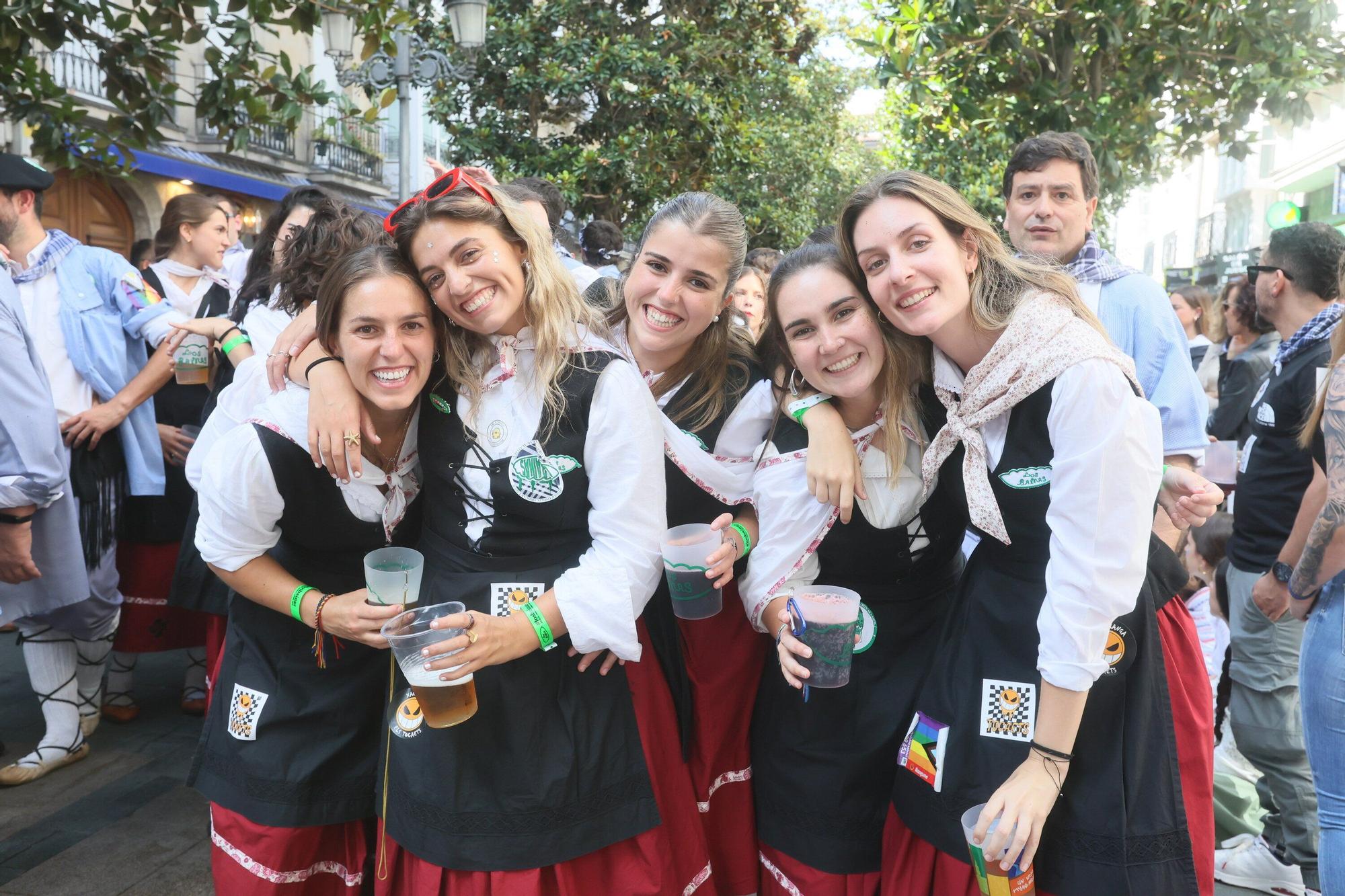 En imágenes: Blusas y neskas desfilan en una kalejira por Santiago