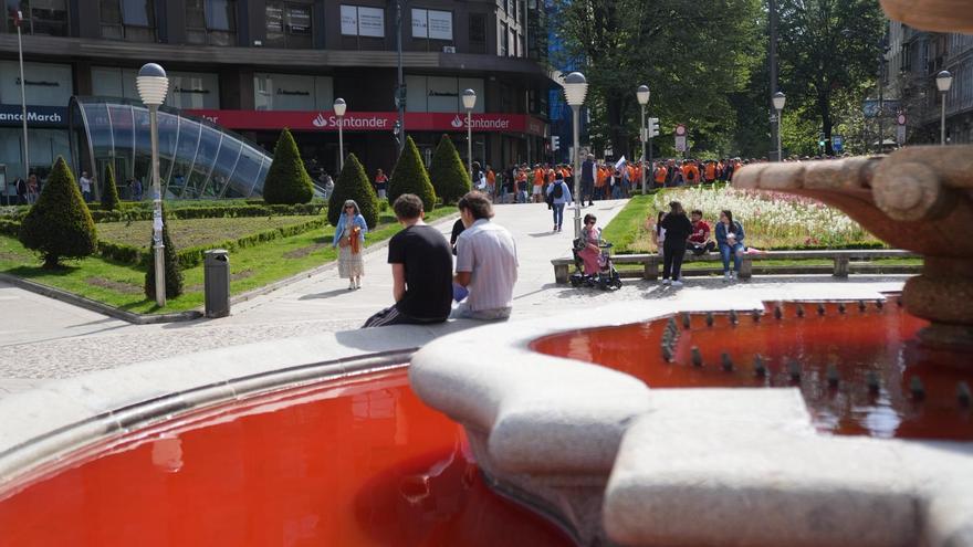 Tiñen de rojo el agua de la fuente de Moyúa