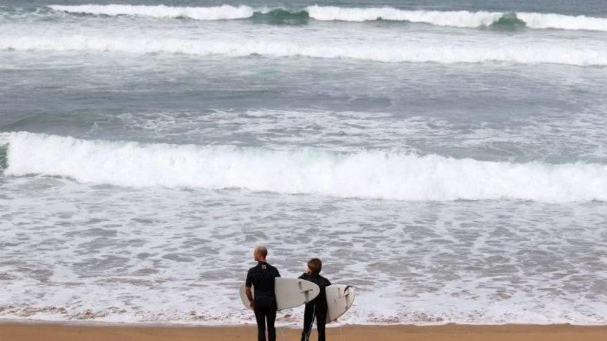 Sanidad prohíbe el baño en la playa de La Arena por un vertido de aguas residuales