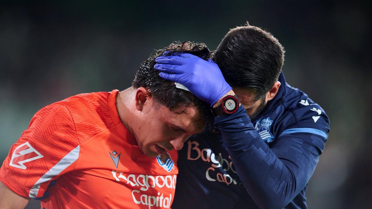 Jon Aramburu, tras recibir un golpe en Elche.