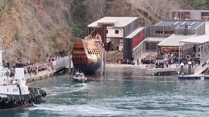 La nao ‘San Juan’ ya descansa en el puerto de Pasaia tras una espectacular botadura