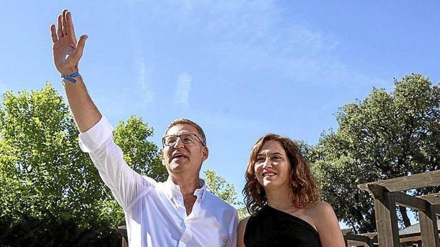 Feijóo, sonriente junto a Ayuso. A ver cuánto les dura la (presunta) buena sintonía.
